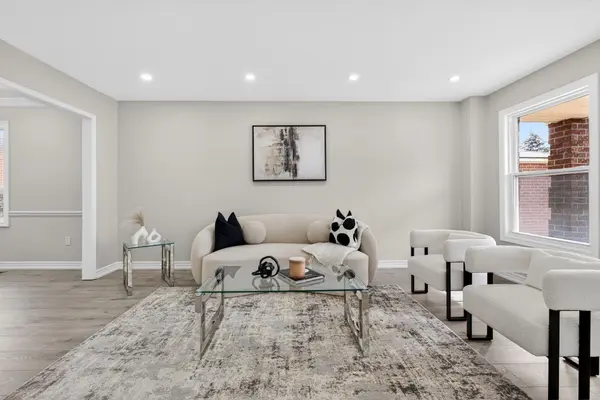 325 Salisbury LN, Newmarket, ON L3Y 8A6