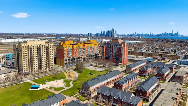 4 Elsinore PATH #209, Toronto W06, ON M8V 4G7