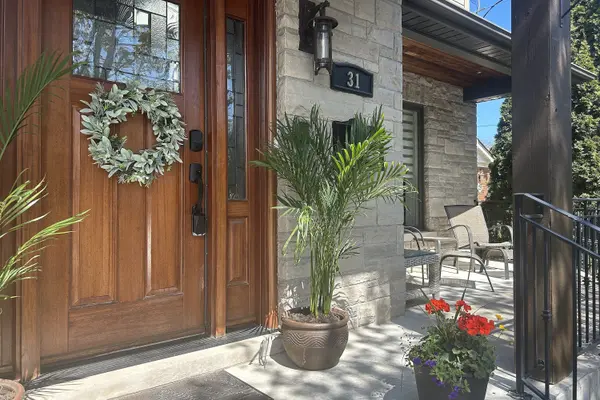 31 Maple AVE N, Mississauga, ON L5H 2R9