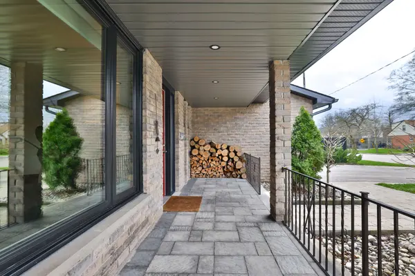 3 Shaver AVE S, Toronto W08, ON M9B 3S7