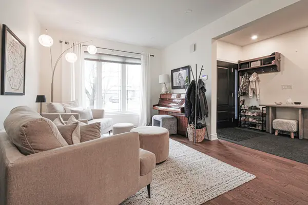 3301 Nadine CRES, Mississauga, ON L5A 3L4