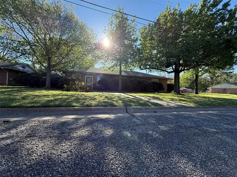 2200 Agnew Street, Bonham, TX 75418