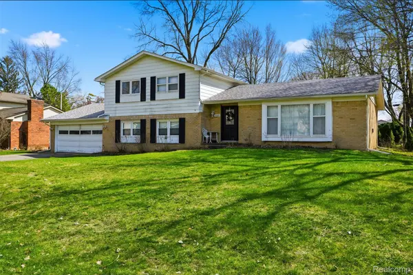 5585 Castleton DR, West Bloomfield Charter Township, MI 48322