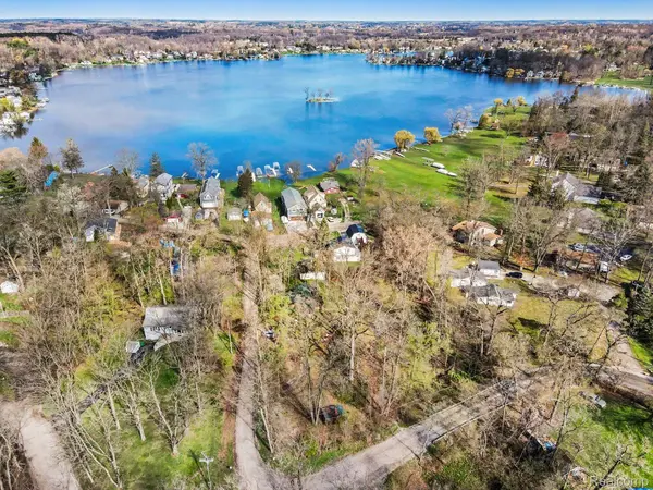 10044 Locust DR, Tyrone Township, MI 48430