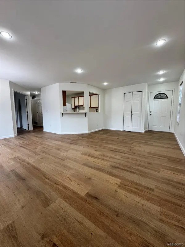 249 Brookwood DR, South Lyon, MI 48178