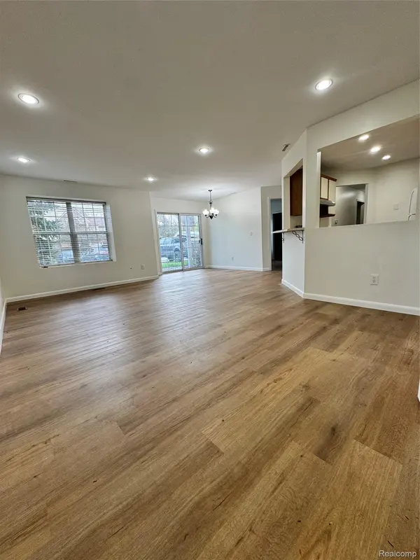 249 Brookwood DR, South Lyon, MI 48178