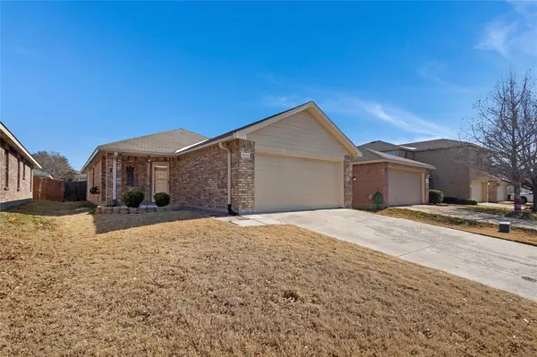 8828 Valley River Drive, Fort Worth, TX 76244