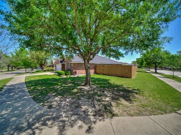2040 Old Glory Drive, Heartland, TX 75126