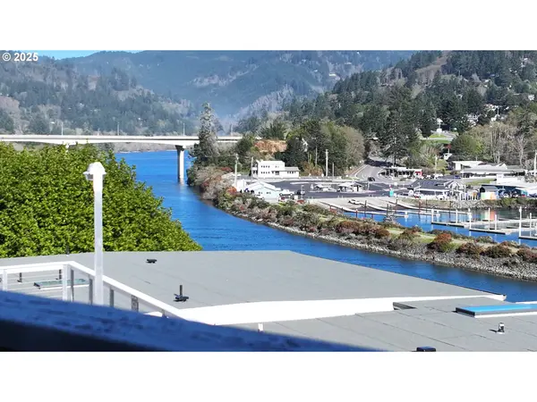 222 DEL NORTE LN #8, Brookings, OR 97415