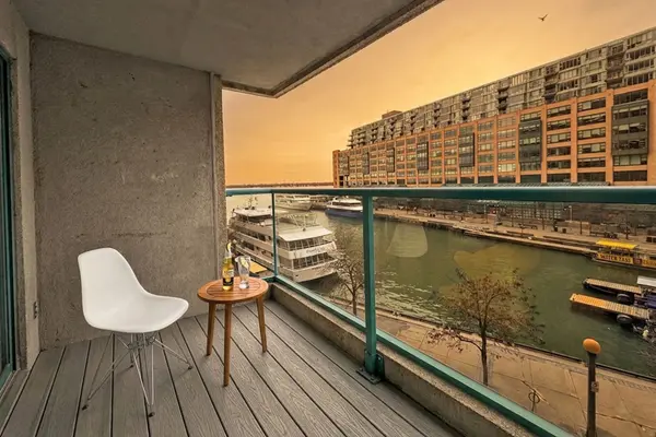 77 Harbour SQ #509, Toronto C01, ON M5J 2S2