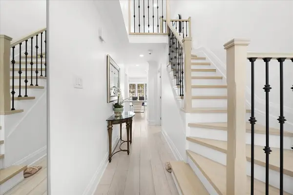 2491 Parmeer DR, Mississauga, ON L5C 2Y3