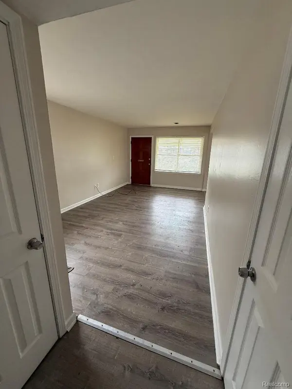 31682 Carlisle Pkwy, Wayne, MI 48184