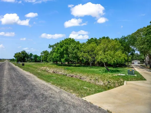 1120 Paradise Parkway, Poolville, TX 76487