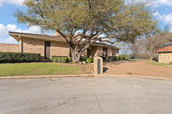 848 S Havenwood Lane, Fort Worth, TX 76112