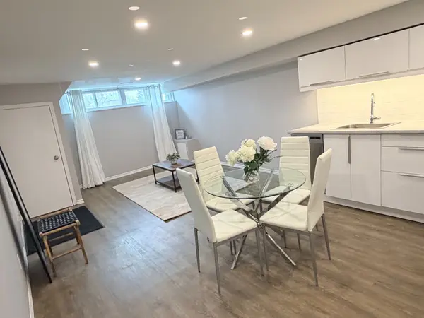 39 Davis RD #Bsmnt, Aurora, ON L4G 2B4