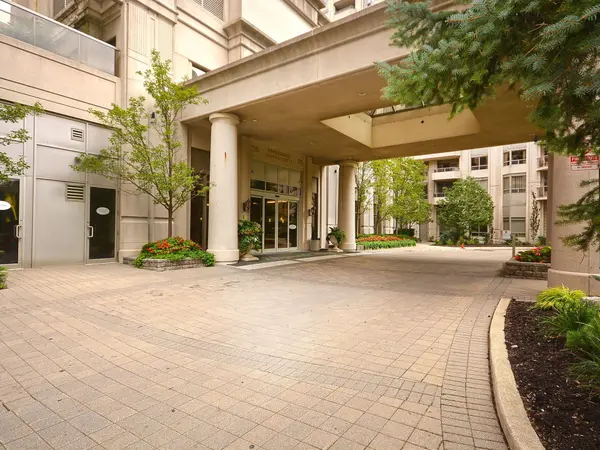 25 Kingsbridge Garden CIR #PHO8, Mississauga, ON L5R 4B1