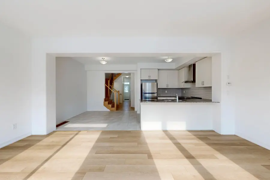 208 Harding Park ST, Newmarket, ON L3Y 0E3