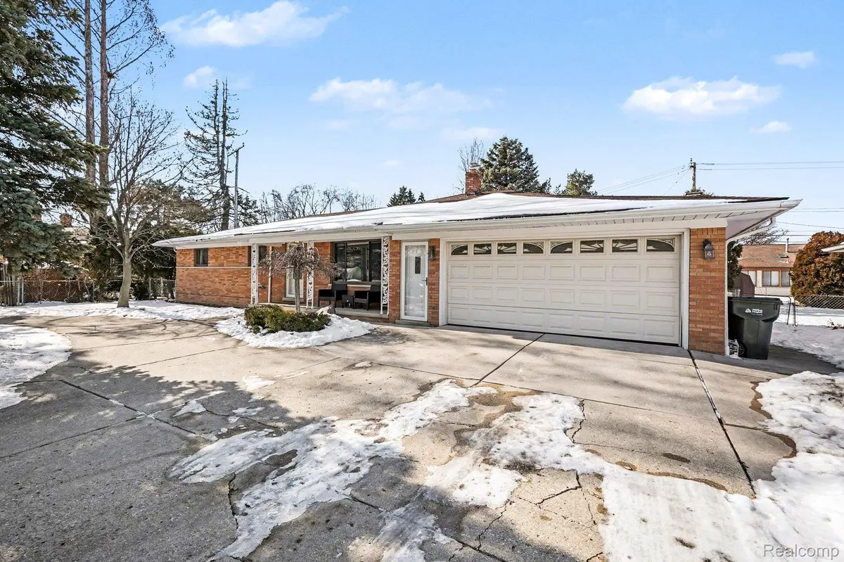 37635 Maas DR, Sterling Heights, MI 48312