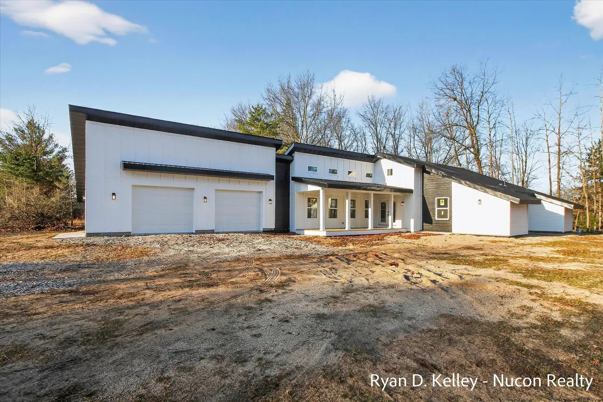 8411 Peninsula DR W, Morton Twp, MI 49346