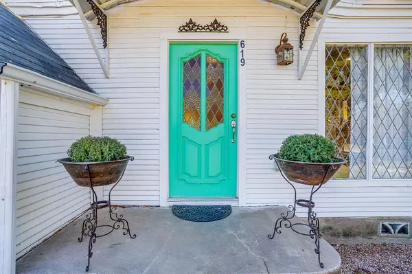 619 W Live Oak Street, Jacksboro, TX 76458