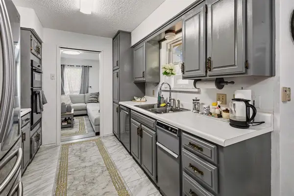 2011 Bay Oaks Drive, Arlington, TX 76012