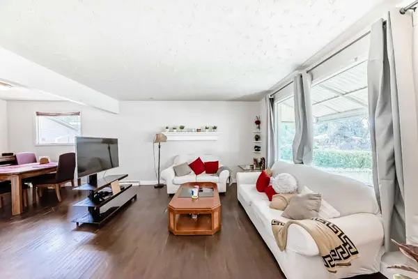 2208 47 ST SE, Calgary, AB T2B 1L6