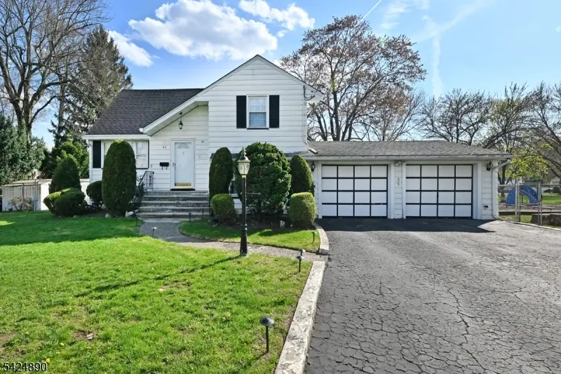 82 Arnot Pl, Paramus Boro, NJ 07652