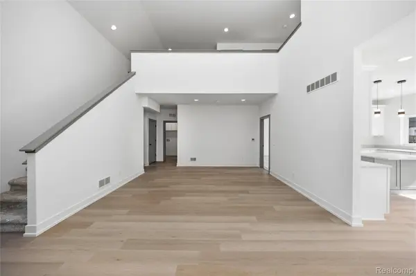 21959 Deer Brook DR #2, Southfield, MI 48075