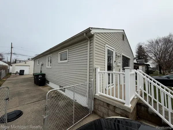 6671 Mayfair ST, Taylor, MI 48180