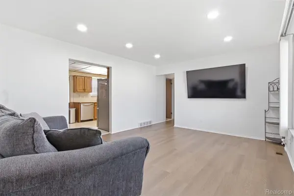 27314 Pleasant DR, Warren, MI 48088