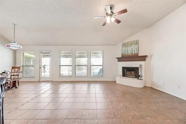 637 Manchester Drive, Mansfield, TX 76063