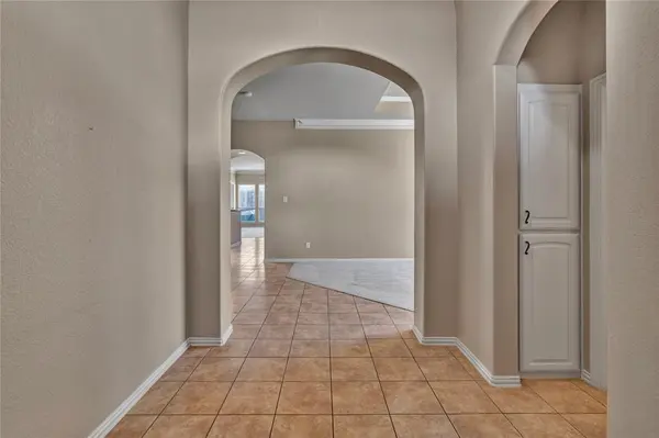 716 Crestridge Circle, Euless, TX 76040