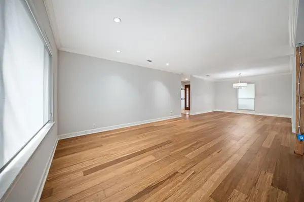 15606 Kingscrest Circle, Dallas, TX 75248