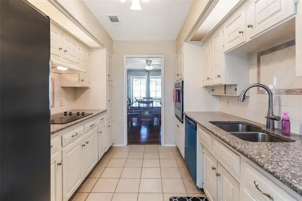 1822 E Cedar Elm Drive, Arlington, TX 76012