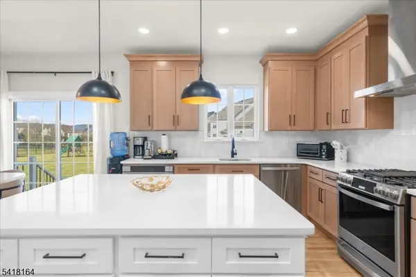 86 Treetops Cir, Franklin Twp., NJ 08540