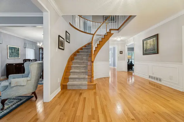 209 Nottingham DR, Oakville, ON L6H 4H7