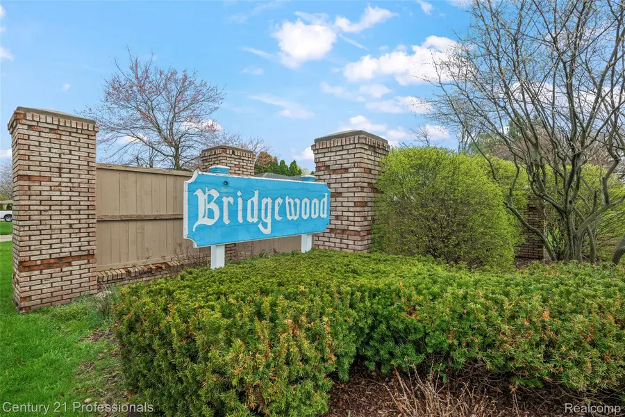 39349 Cadborough DR, Clinton Charter Township, MI 48038