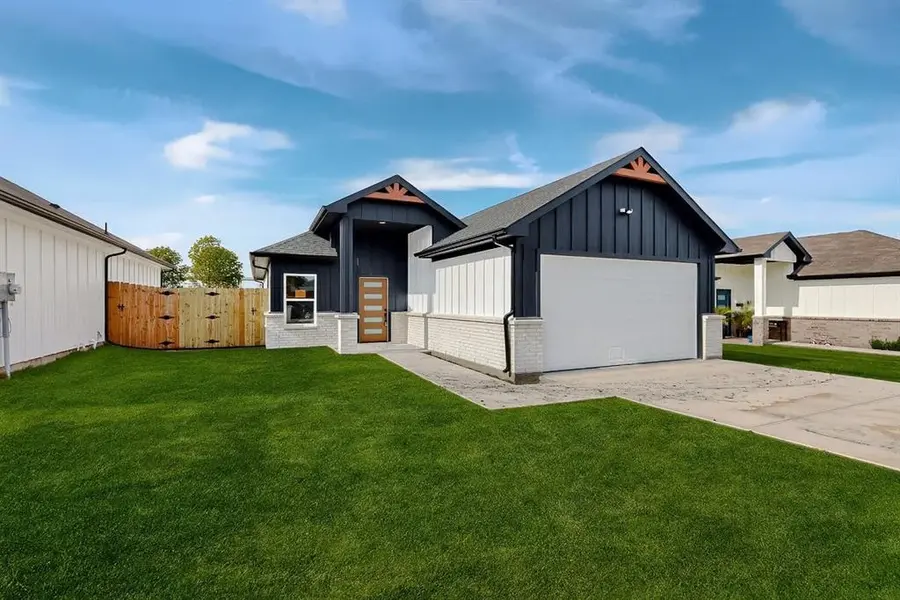 208 E Rusk Street, Rice, TX 75155