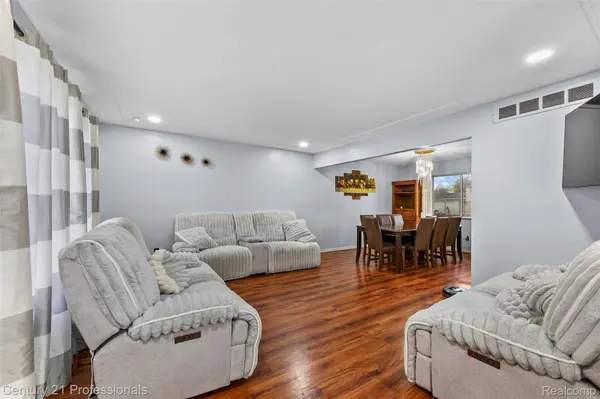 39349 Cadborough DR, Clinton Charter Township, MI 48038