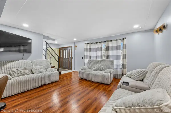 39349 Cadborough DR, Clinton Charter Township, MI 48038