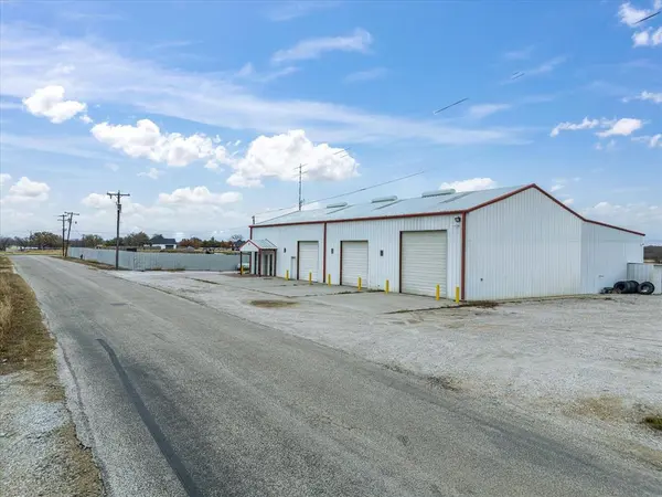 707 S Wickham Street, Alvord, TX 76225