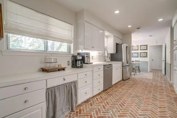 3917 Marys Creek Drive, Benbrook, TX 76116