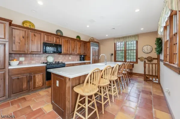 2 Driftway Dr, High Bridge Boro, NJ 08829