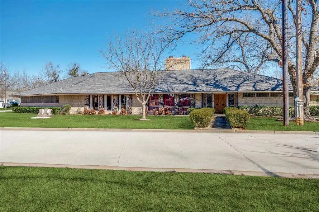 1202 S Lindsay Street, Gainesville, TX 76240