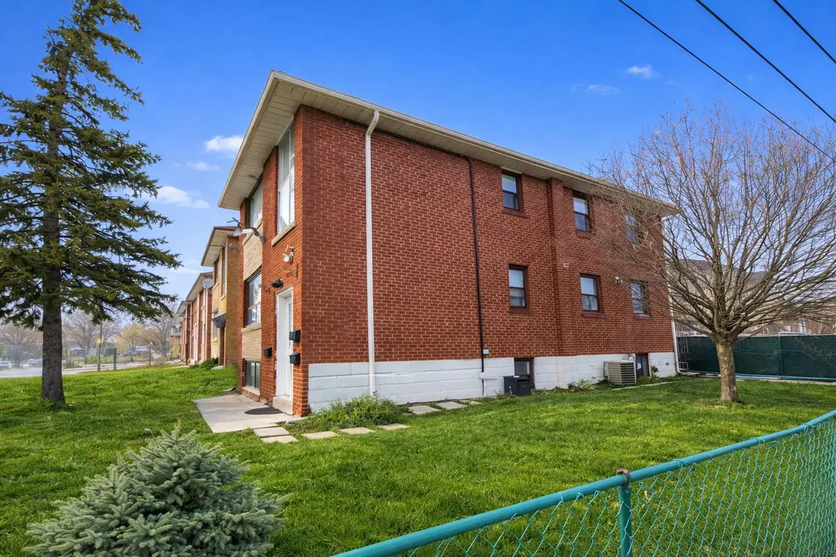 5 Wesley ST #Main Floor, Toronto W06, ON M8Y 2W4