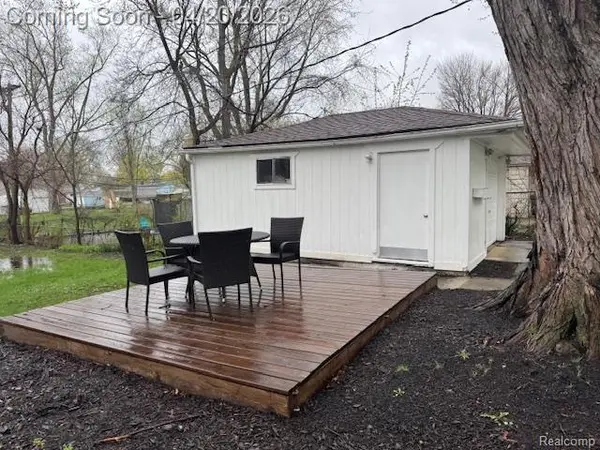 285 W Maple RD, Clawson, MI 48017