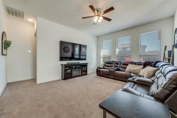 2604 Upland Trail Lane, Aubrey, TX 76227