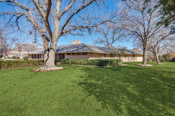 1202 S Lindsay Street, Gainesville, TX 76240