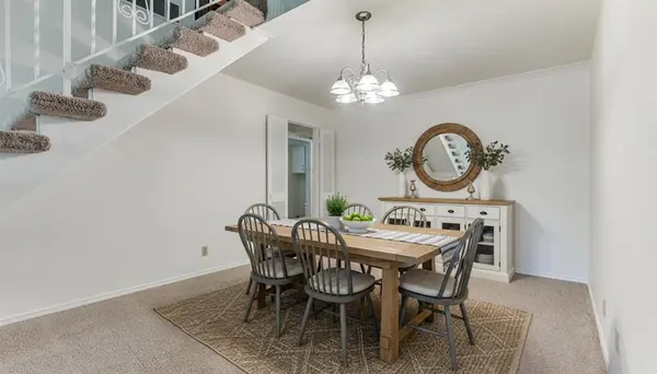 905 Live Oak Lane, Arlington, TX 76012