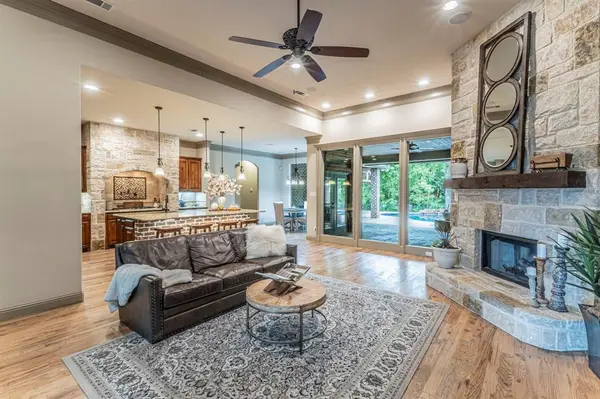 406 Waterlane Drive, Mansfield, TX 76063